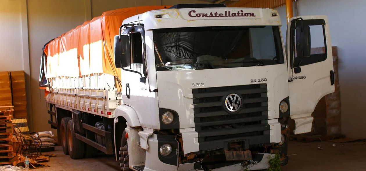 Veículo localizado em um galpão