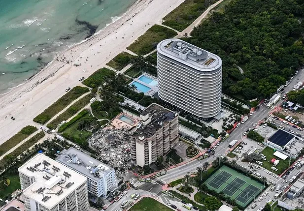 Vista aérea do prédio que desabou parcialmente em Surfside, na Flórida