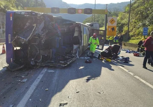Acidente com o ônbus do time de futsal do Umuarama deixou dois mortos e 20 feridos