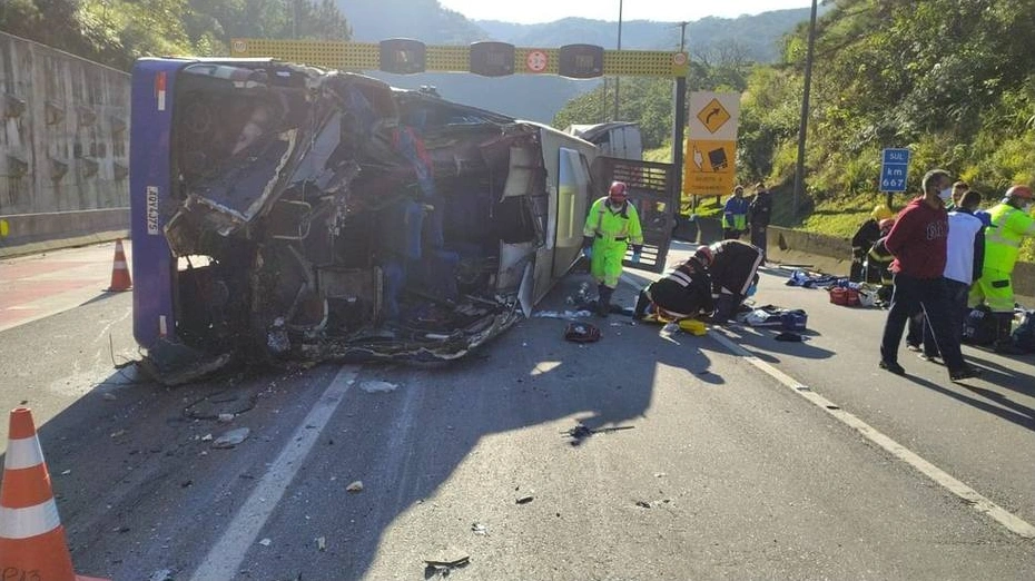 Acidente com o ônbus do time de futsal do Umuarama deixou dois mortos e 20 feridos