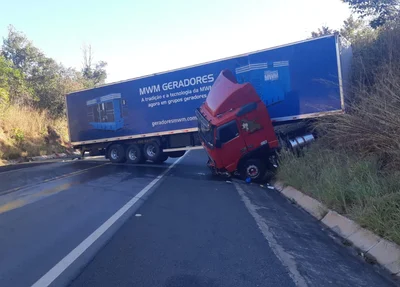 Acidente deixou a pista totalmente interditada