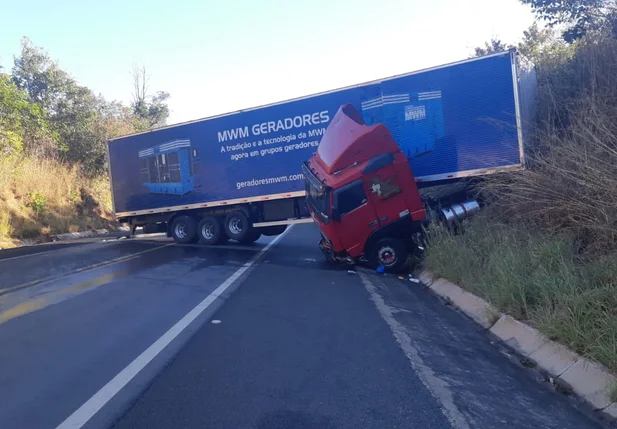 Acidente deixou a pista totalmente interditada
