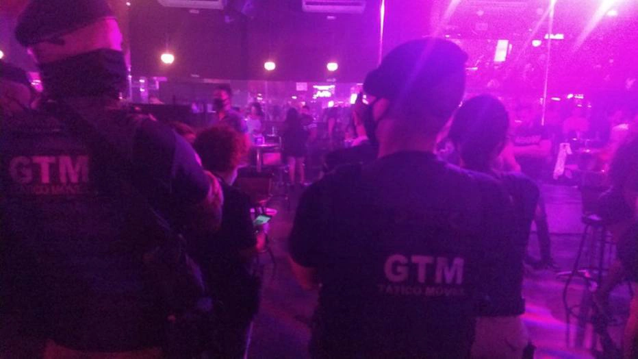 Agentes constataram que 300 pessoas estavam na festa
