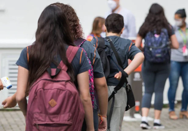 Alunos chegam para aula presencial em colégio da capital paulista