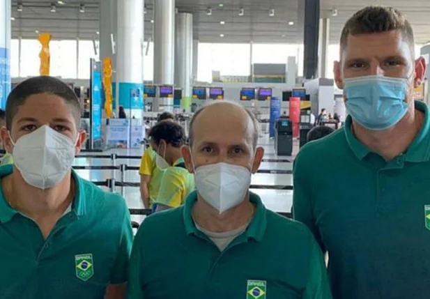 Álvaro Filho (esq.), o técnico Leandro 'Brachola' e Alison