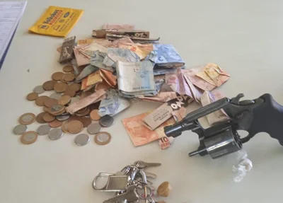 Arma de fogo e dinheiro apreendidos com o suspeito