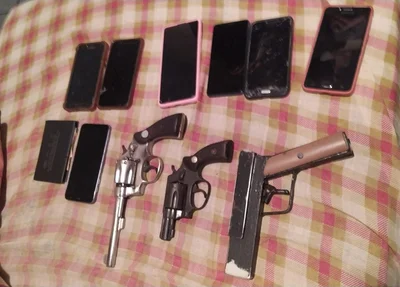 Armas encontradas com os suspeitos