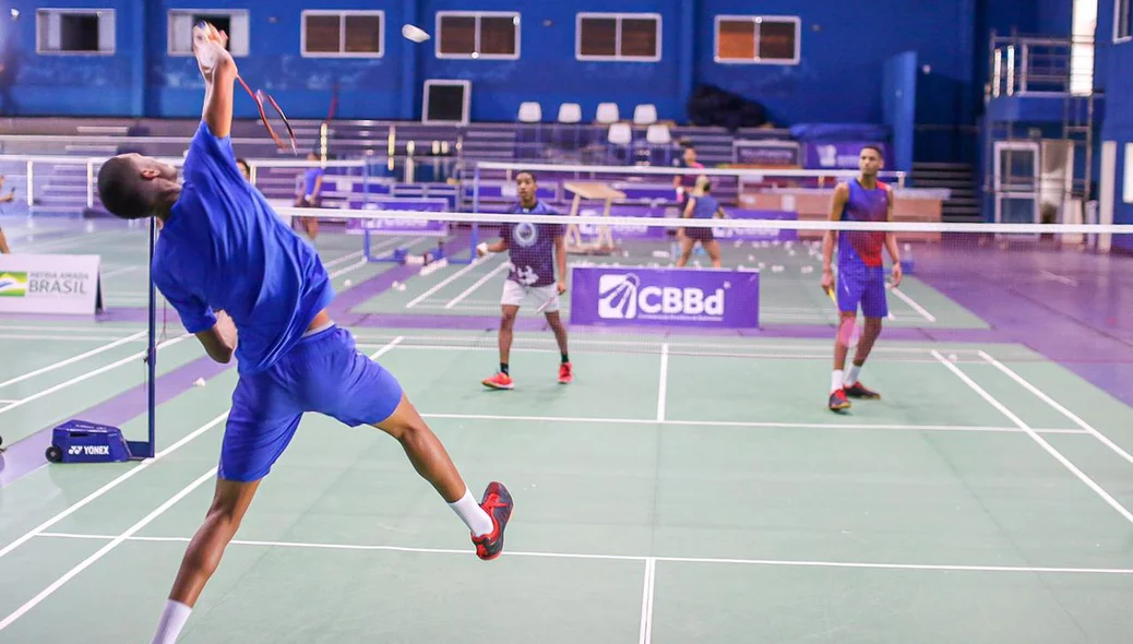 Atletas treinam no Complexo Esportivo Badminton, em Teresina