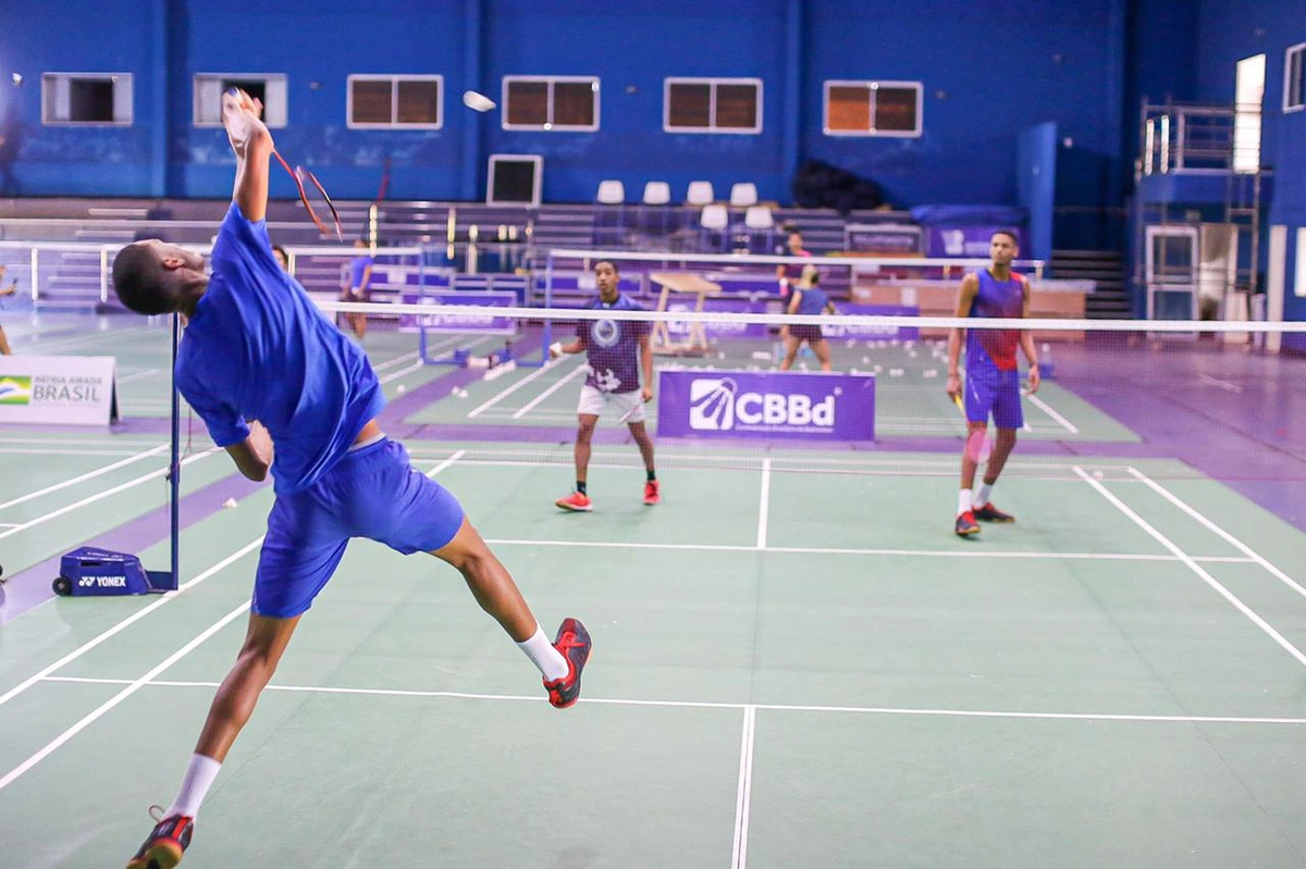 Atletas treinam no Complexo Esportivo Badminton, em Teresina