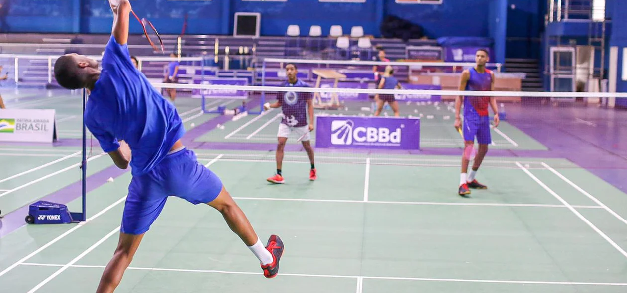 Atletas treinam no Complexo Esportivo Badminton, em Teresina