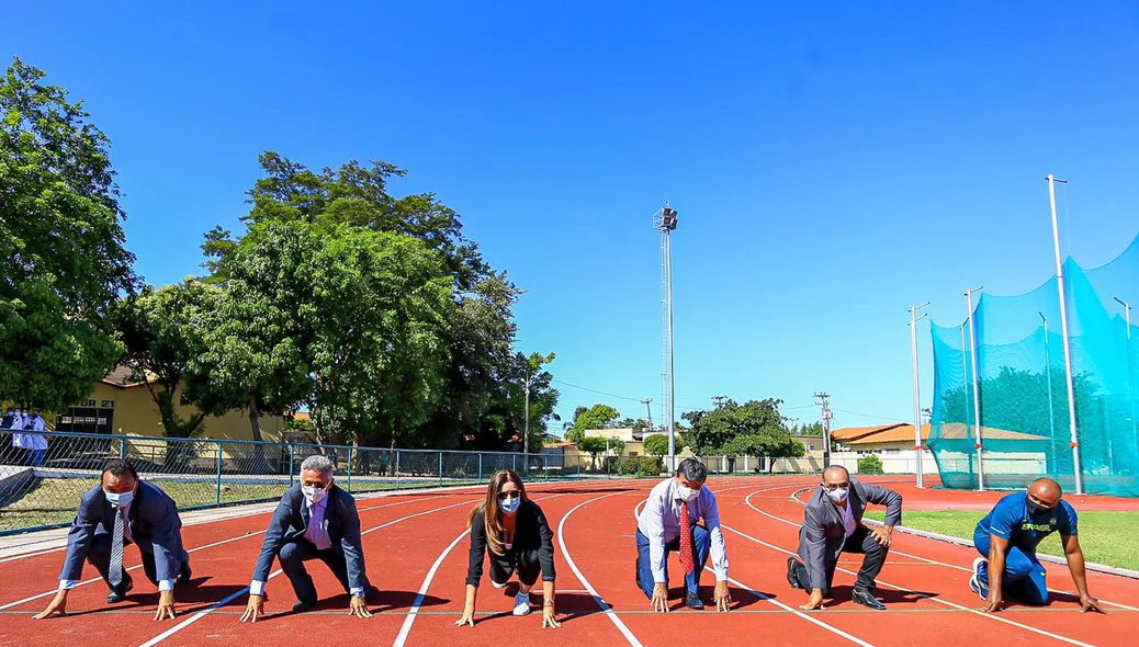 Autoridades na pista de Atletismo da Uespi