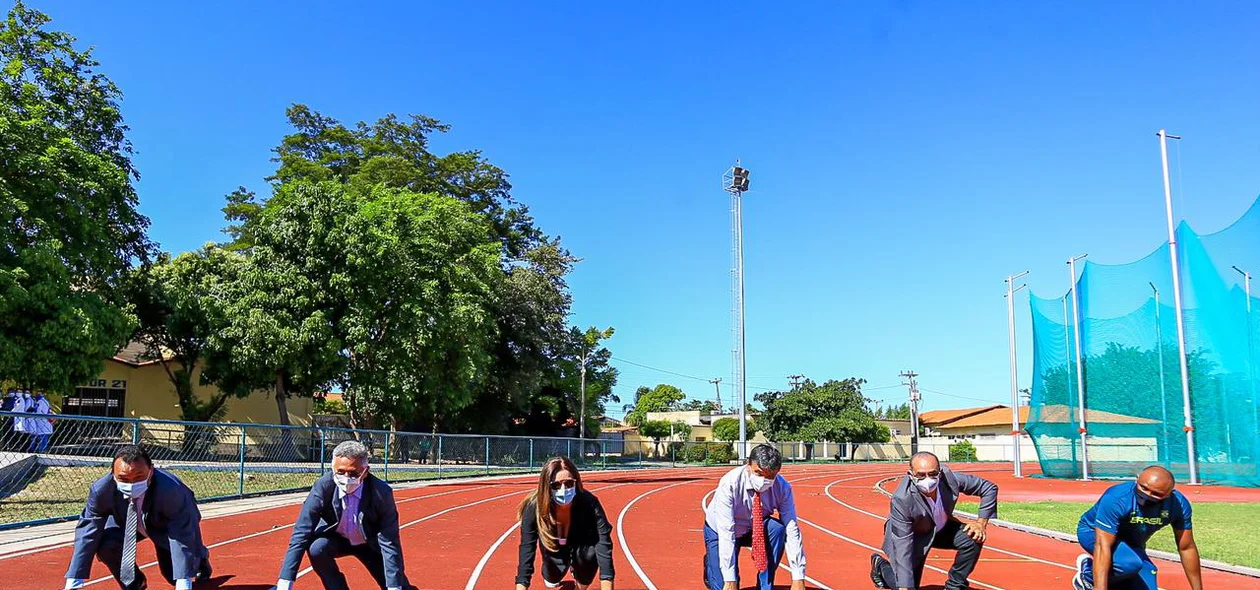 Autoridades na pista de Atletismo da Uespi