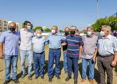 Autoridades realizaram assinatura para ordem de serviço para reforma do campo de futebol do Bariri