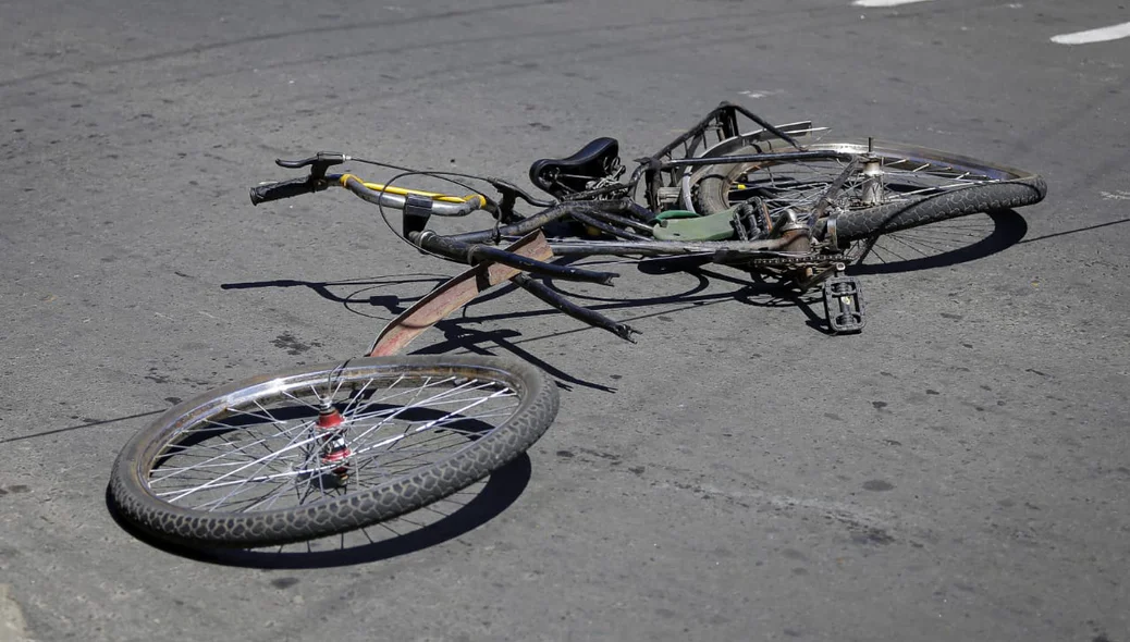Bicicleta ficou totalmente destruída após colisão no Dirceu