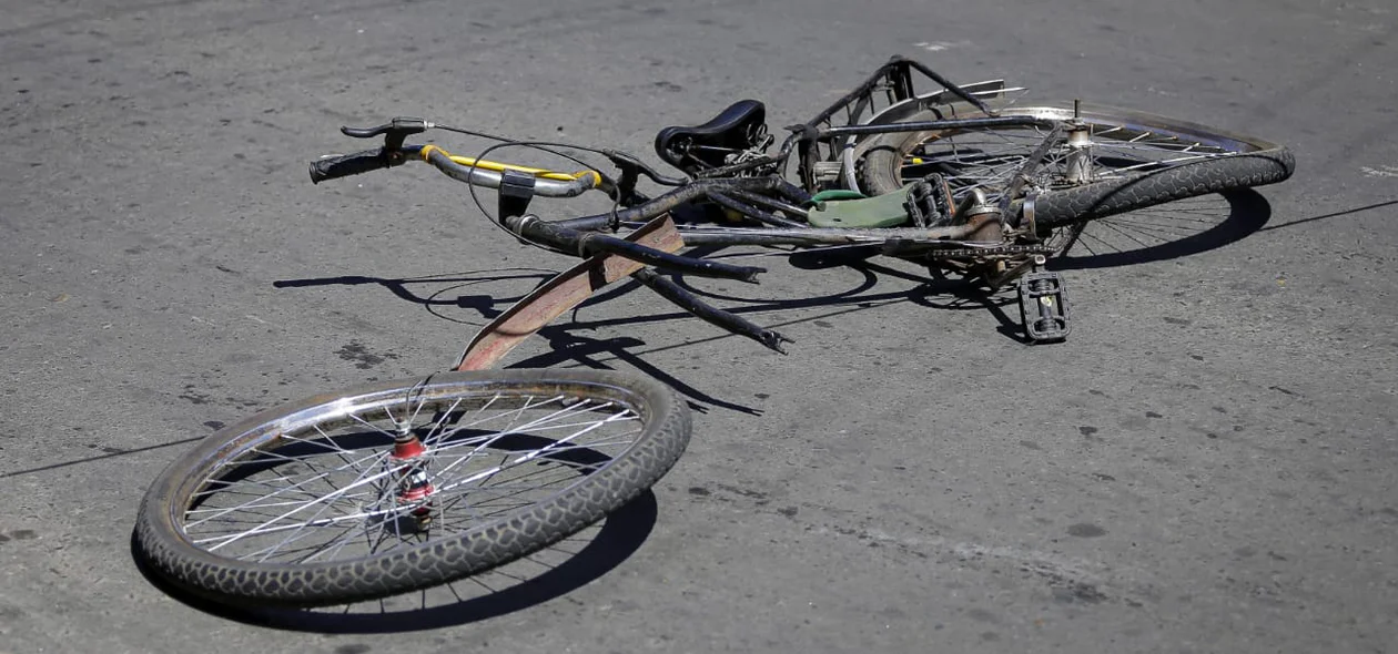 Bicicleta ficou totalmente destruída após colisão no Dirceu