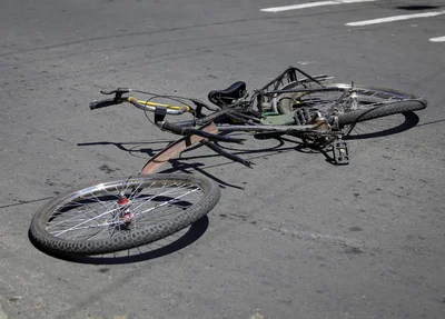 Bicicleta ficou totalmente destruída após colisão no Dirceu