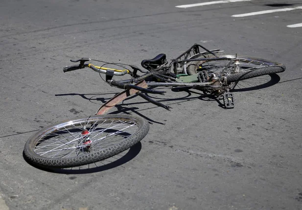 Bicicleta ficou totalmente destruída após colisão no Dirceu