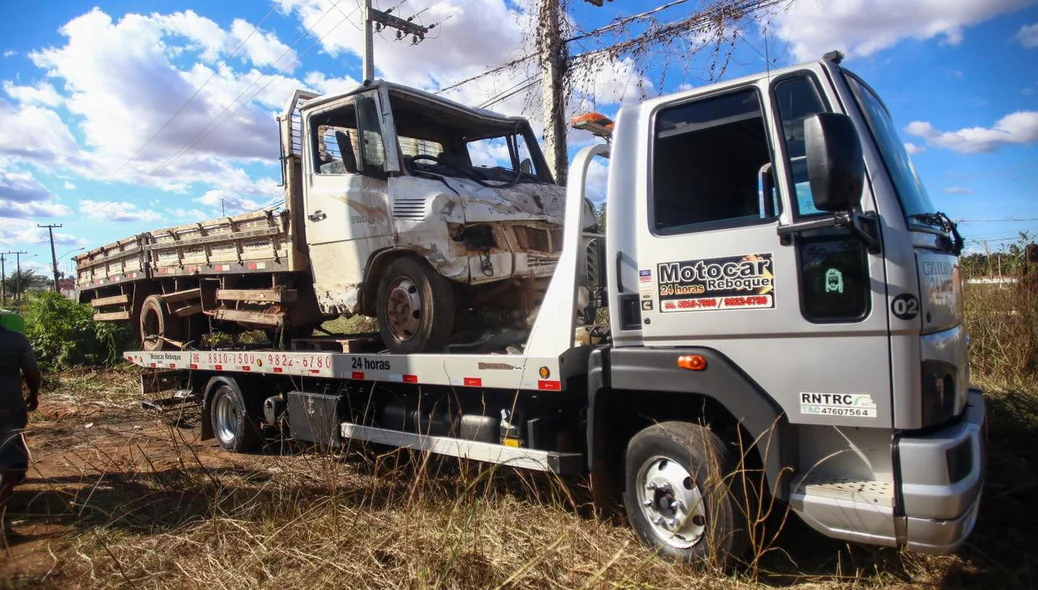 Caminhão ficou destruído