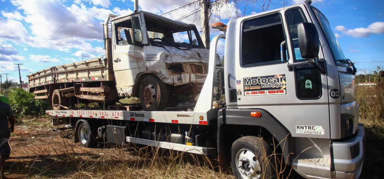 Caminhão ficou destruído