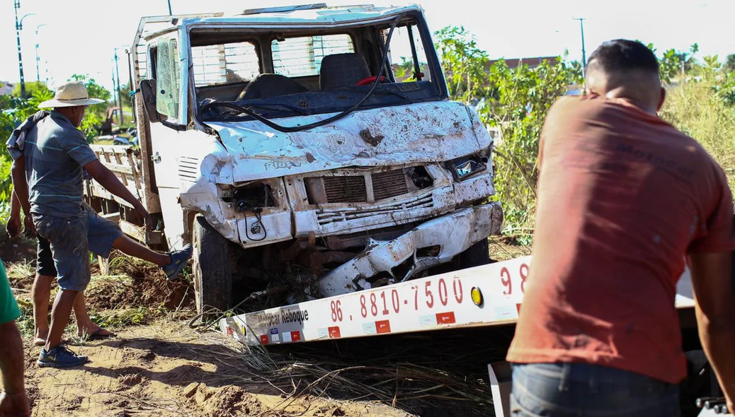 Caminhão tombou na BR 316