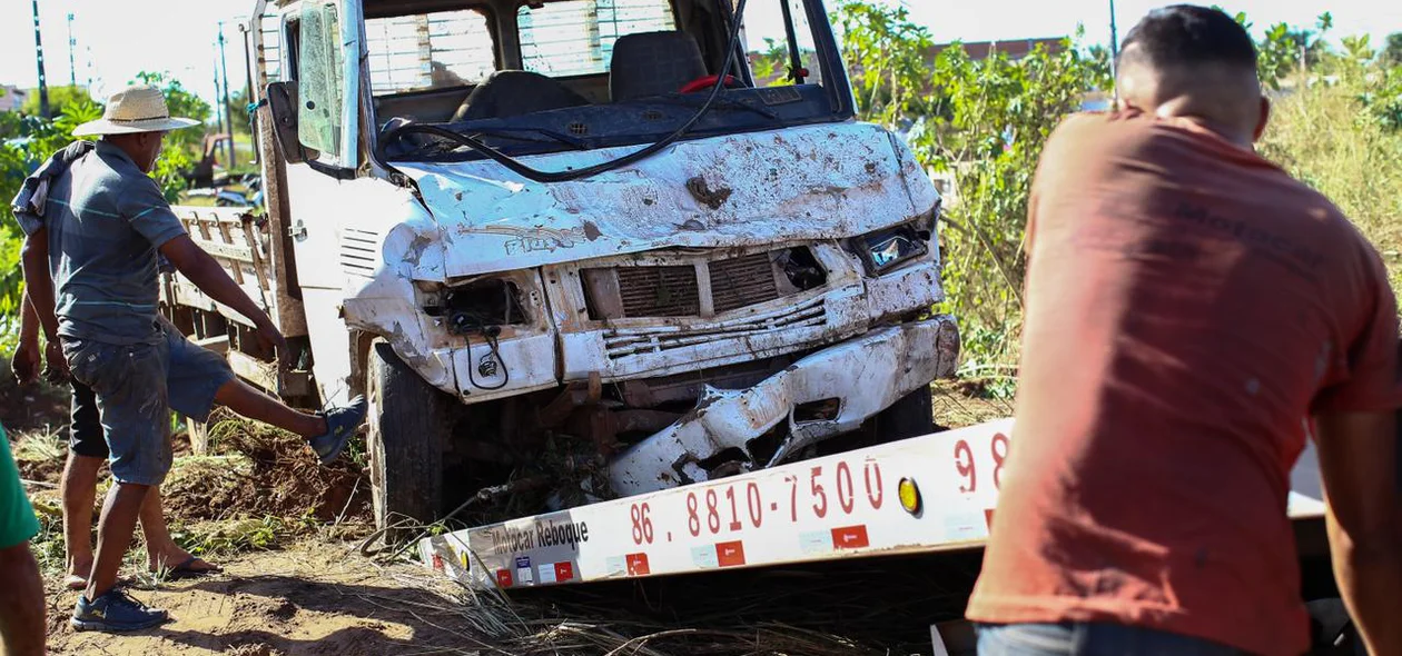 Caminhão tombou na BR 316