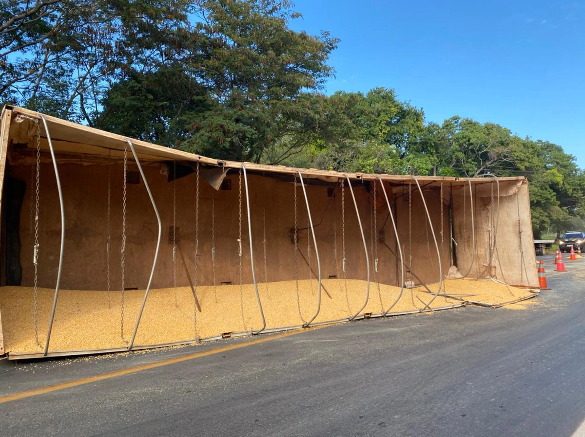 Carreta tombou na BR 343 em Altos