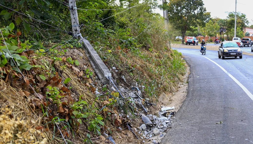 Carro acabou derrubando um poste