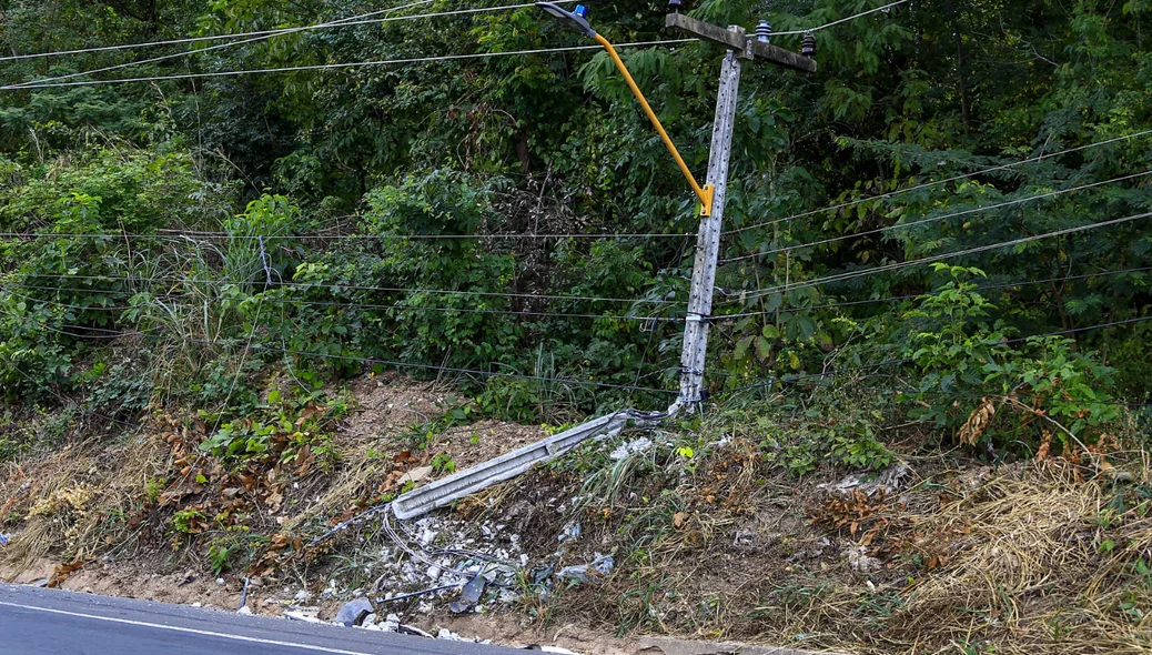 Carro capotou e depois colidiu em poste