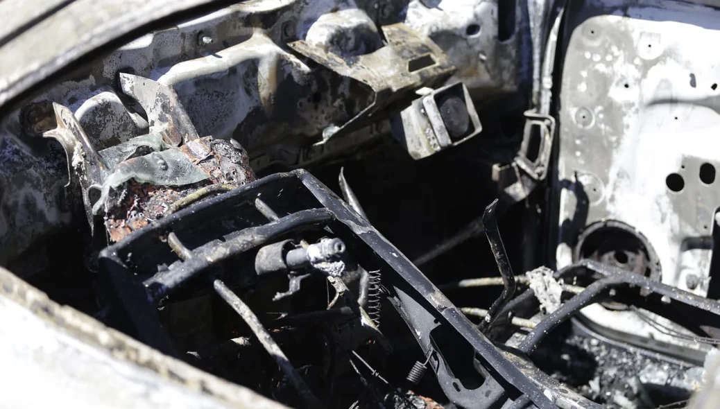 Carro ficou destruído