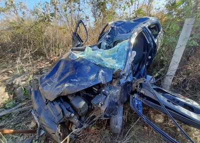 Carro ficou totalmente destruído após acidente