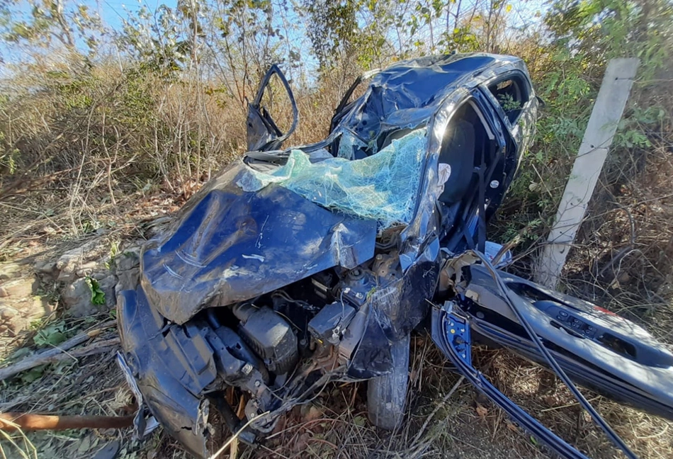 Carro ficou totalmente destruído após acidente