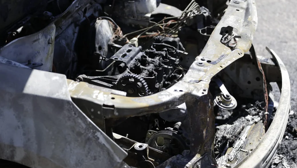 Carro ficou totalmente destruído