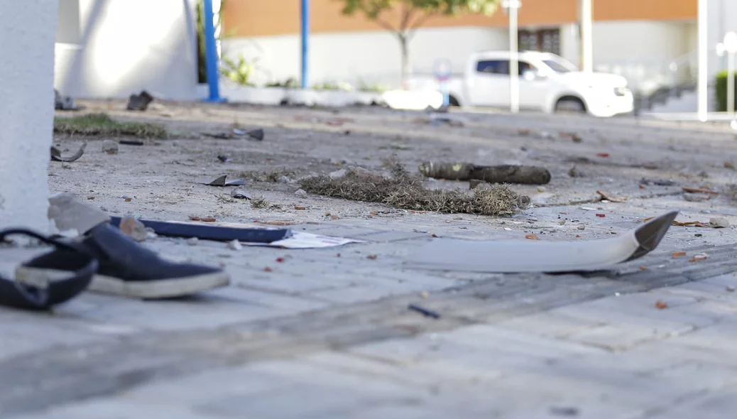 Carro invadiu o estacionamento de uma farmácia