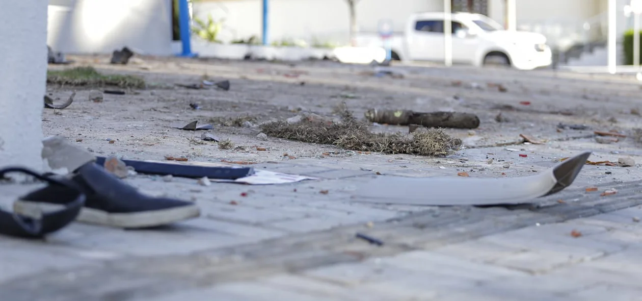 Carro invadiu o estacionamento de uma farmácia