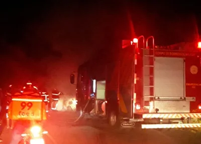 Carro pega fogo e fica destruído na Avenida Poti Velho em Teresina