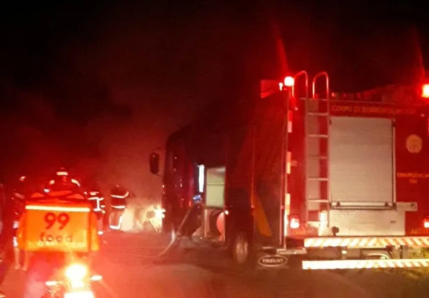 Carro pega fogo e fica destruído na Avenida Poti Velho em Teresina