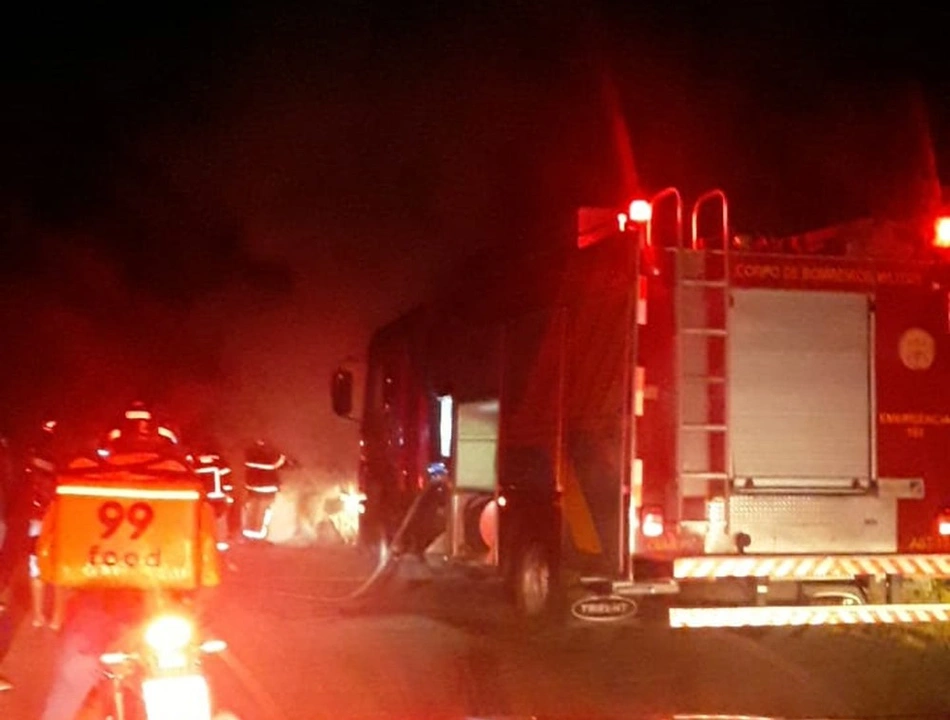Carro pega fogo e fica destruído na Avenida Poti Velho em Teresina