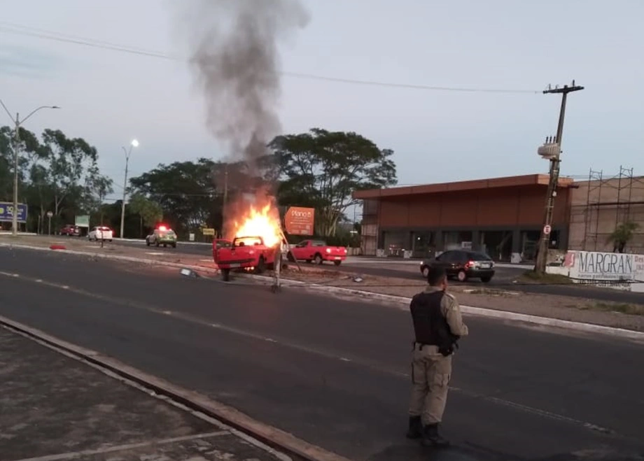 Carro pega fogo e fica destruído na Avenida Universitária