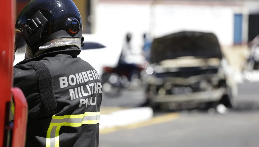 Carro pega fogo na Av. João Antônio Leitão