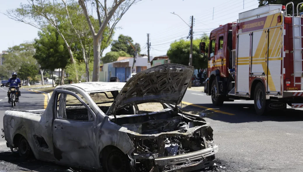 Carro pega fogo na Av. João Antônio Leitão
