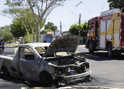 Carro pega fogo na Av. João Antônio Leitão