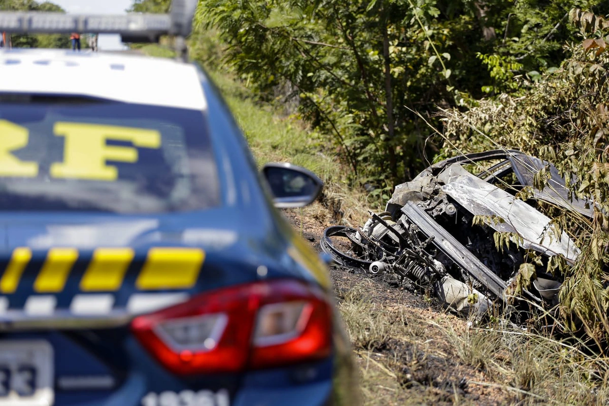 Carro pegou fogo após o acidente
