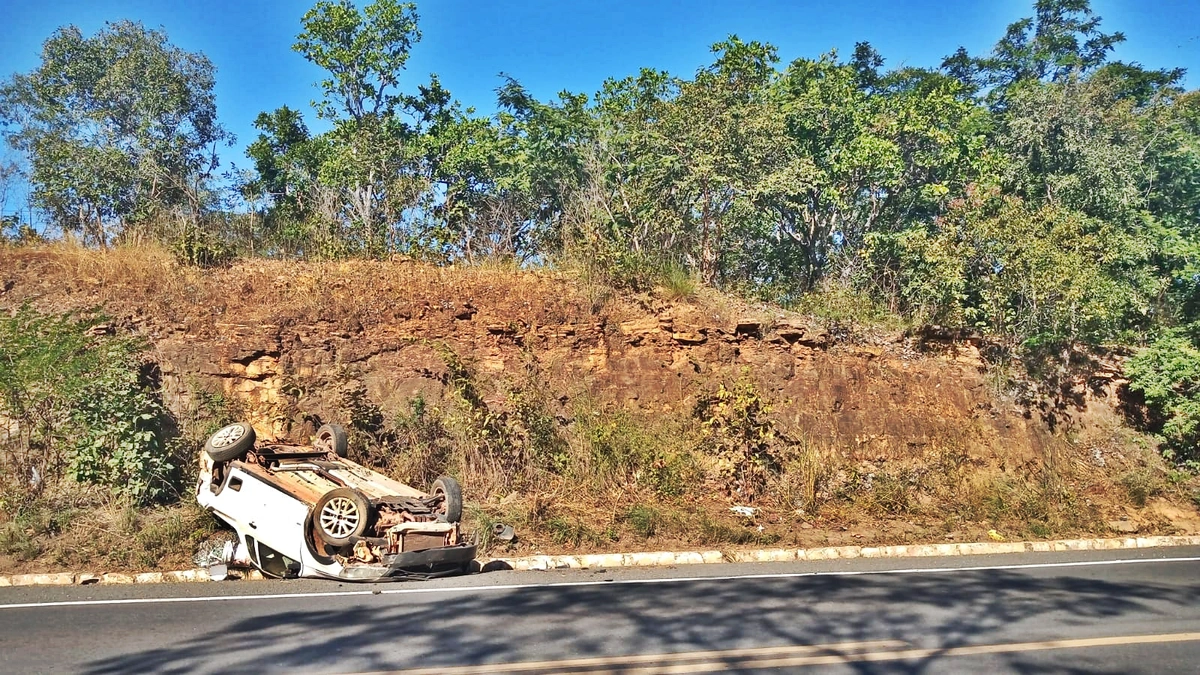 Carro que capotou na pista