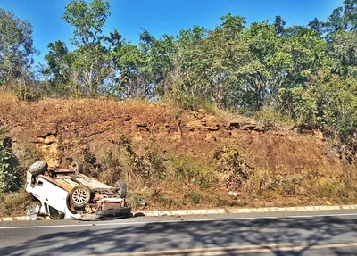 Carro que capotou na pista