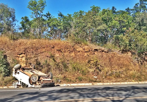 Carro que capotou na pista