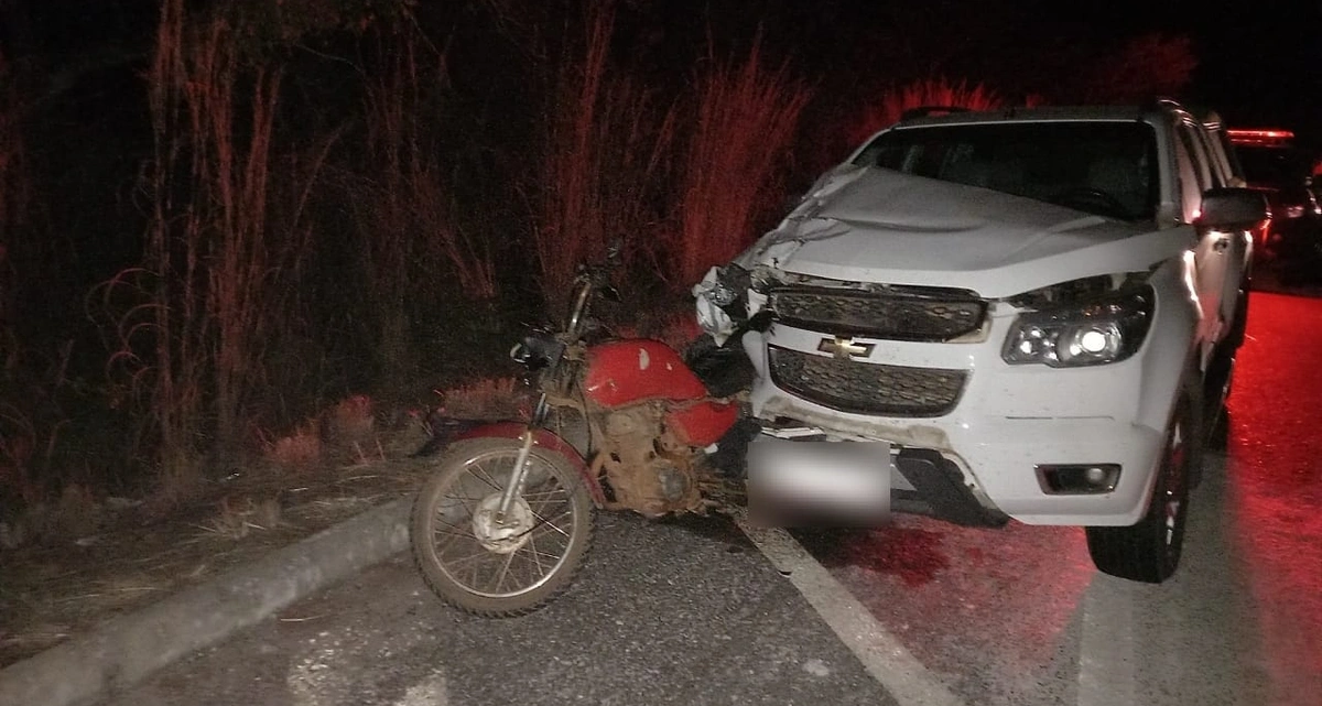 Colisão entre moto e carro na BR 343