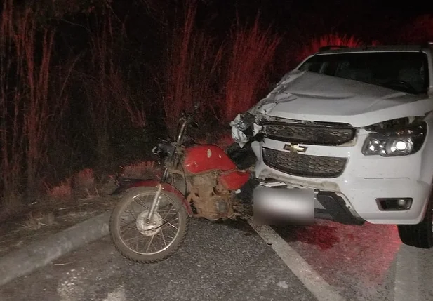 Colisão entre moto e carro na BR 343