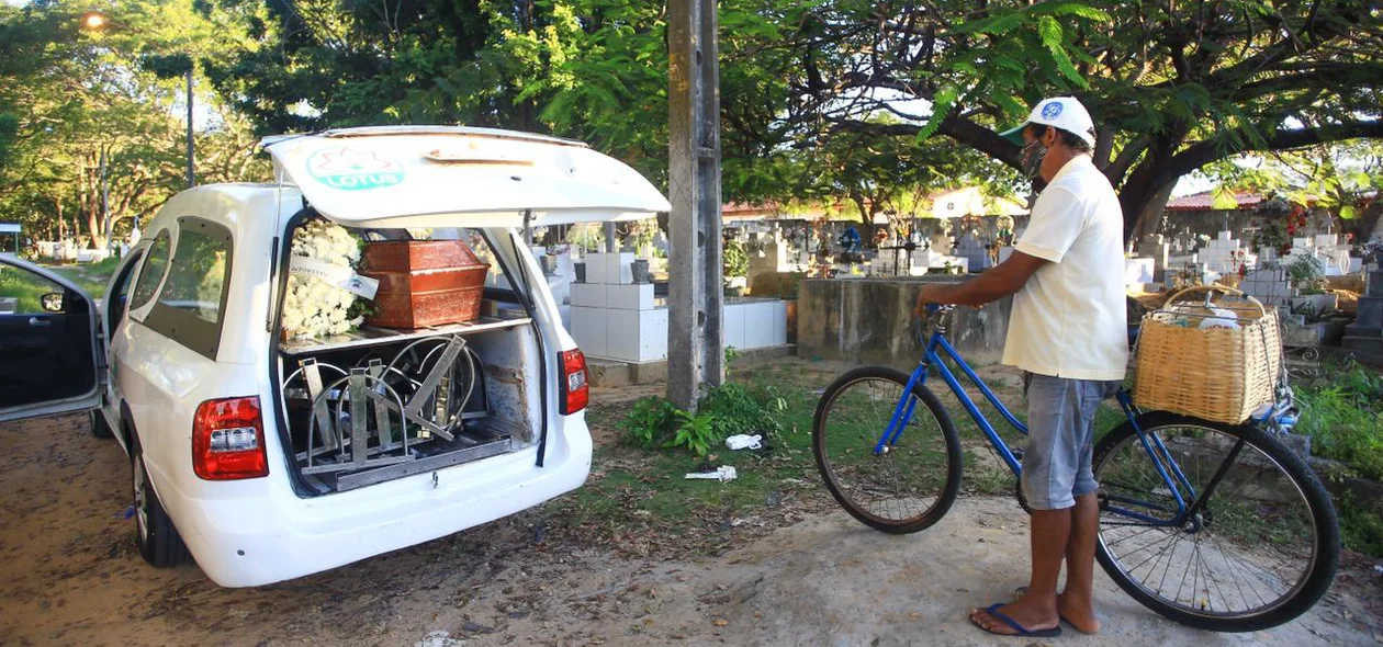 Corpo chegando no cemitério