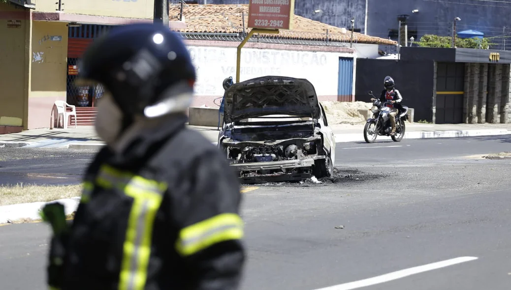 Corpo de Bombeiros controlaram o incêndio