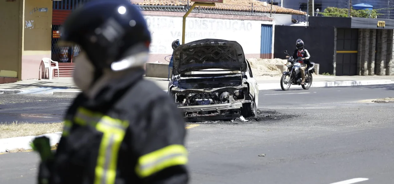 Corpo de Bombeiros controlaram o incêndio